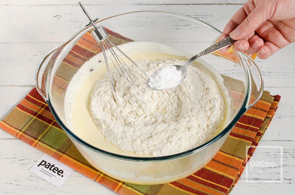 Заливной пирог с яйцом и зеленым луком - Шаг 6