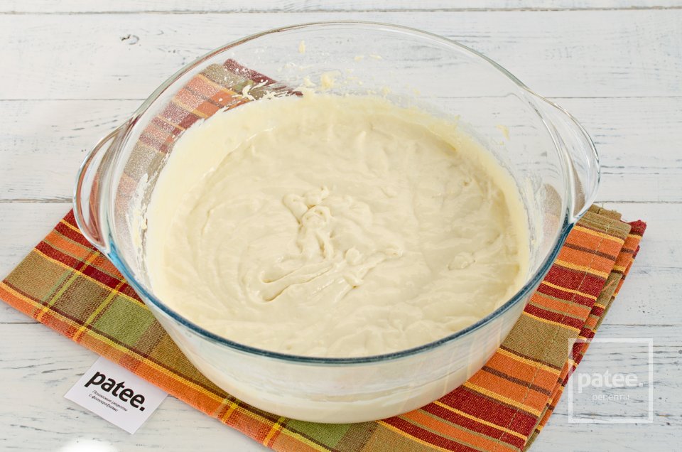 Заливной пирог с яйцом и зеленым луком - Шаг 7