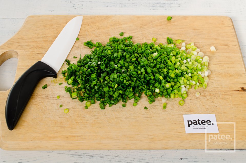 Заливной пирог с яйцом и зеленым луком - Шаг 8