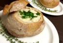 Клэм чаудер (clam chowder) в хлебной тарелке
