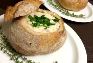 Клэм чаудер (clam chowder) в хлебной тарелке