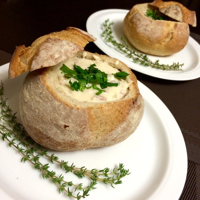 Клэм чаудер (clam chowder) в хлебной тарелке