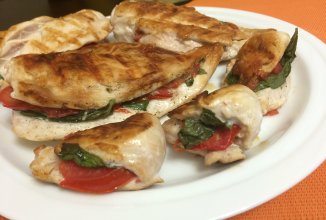 Куриное филе с томатами и базиликом