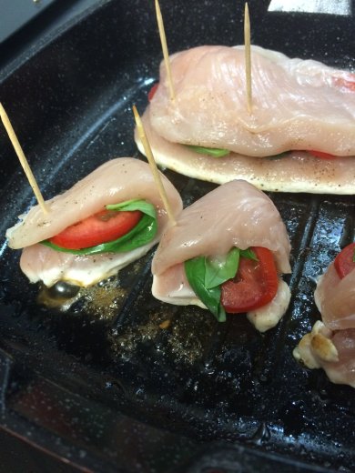 Куриное филе с томатами и базиликом - Шаг 1