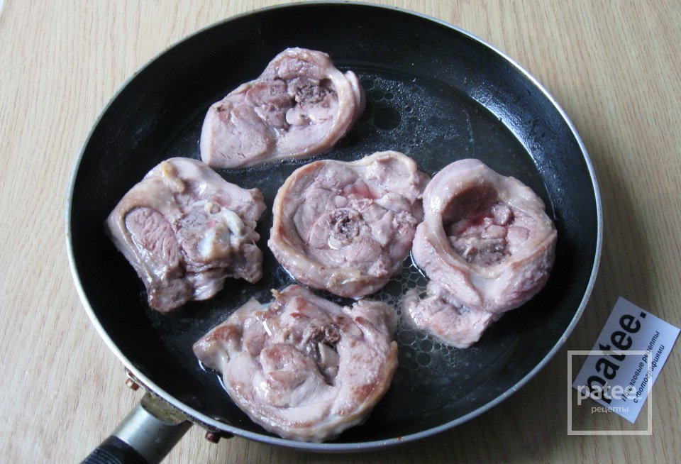 медальоны из индейки. медальоны из индейки с грибами и сыром. индюшачьи медальоны. блюда из медальонов индейки.