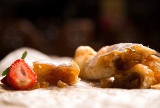 Слоеные пирожки с яблоками