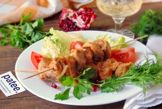 Шашлык с гранатовым соком в кастрюле