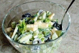 Огуречный салат с маслинами и сыром