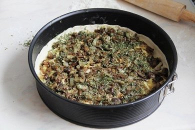 Киш с грибами и помидорами - приготовление