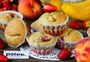 Банановые маффины с клубникой и персиками