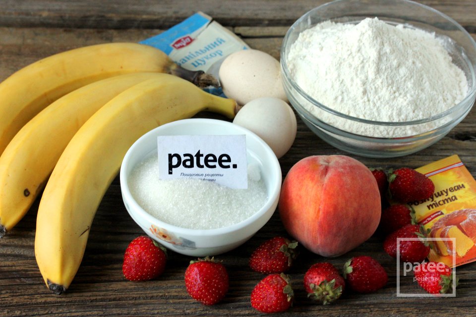 Банановые маффины с клубникой и персиками - Шаг 1