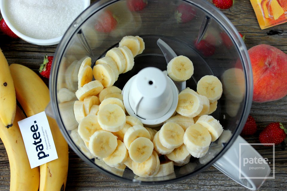 Банановые маффины с клубникой и персиками - Шаг 2