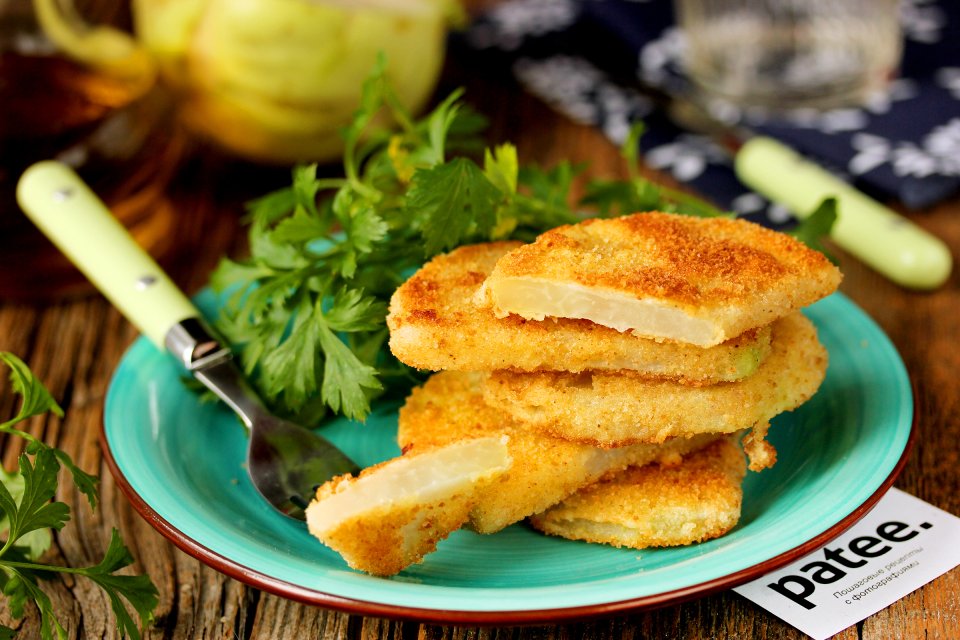цветную капусту жарить в кляре. капуста в яйце и сухарях. жареная кольраби. капуста в яйце и сухарях. цветная капуста в сухарях.
