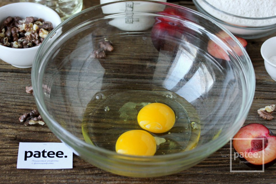 Ореховый пирог со сливами - Шаг 2