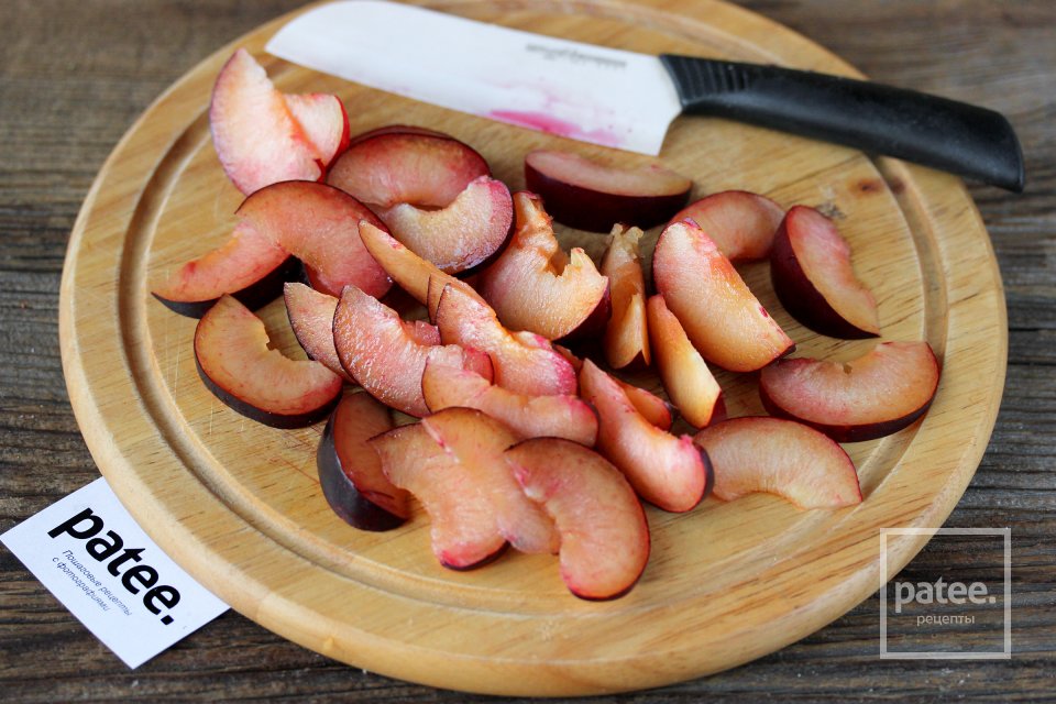 Ореховый пирог со сливами - Шаг 9