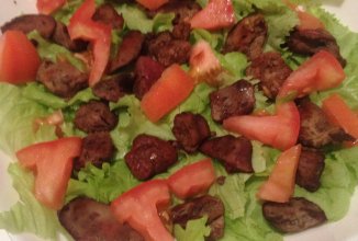 Салат с карамелизированной куриной печенью