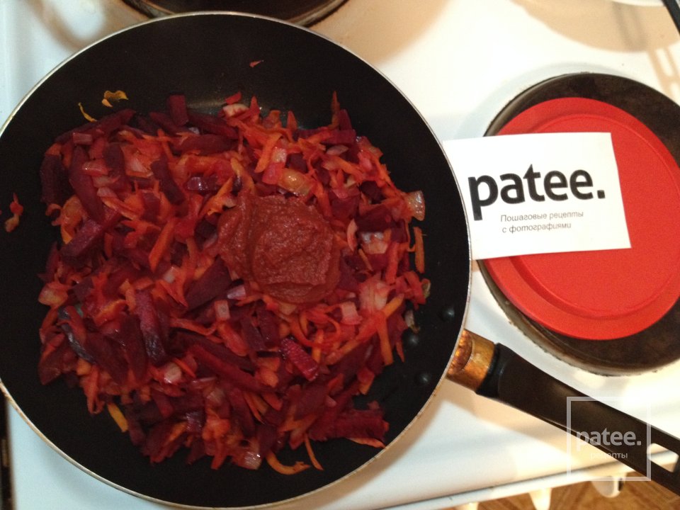 Борщ украинский с черносливом и яблоками - Шаг 8