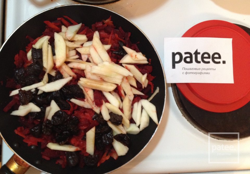 Борщ украинский с черносливом и яблоками - Шаг 10