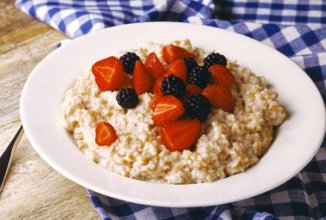 Овсяная каша с ягодами.