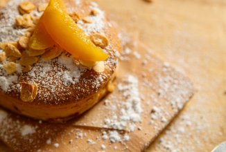 Шарлотка с персиками