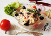 Салат с куриной грудкой, ананасом и помидором