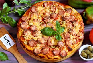 Пицца с сосисками и оливками