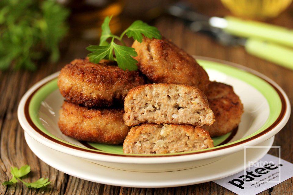 Пышные котлеты на сметане - Шаг 12