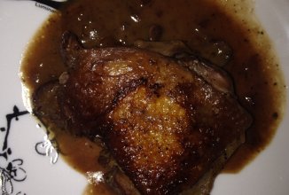 Курица тушеная в красном вине