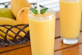 Тропический смузи из замороженных фруктов.