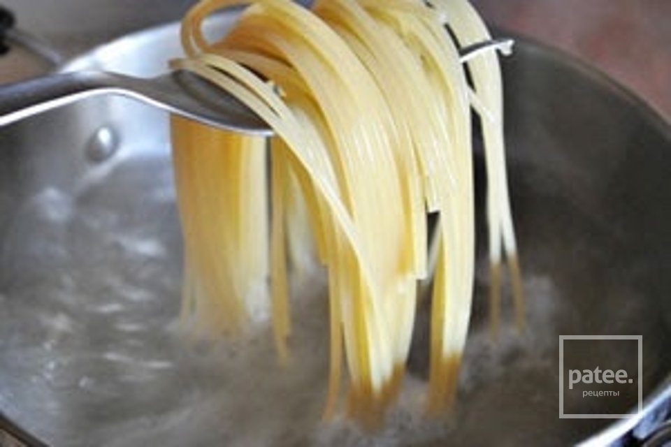 Паста с фаршем и томатами - Шаг 1