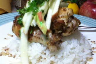 Пикантные крылышки с рисом и яблоком