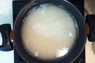 Пикантные крылышки с рисом и яблоком - приготовление