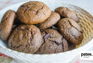 Шоколадно-овсяное печенье с кусочками шоколада.