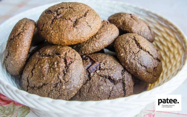 Шоколадно-овсяное печенье с кусочками шоколада.