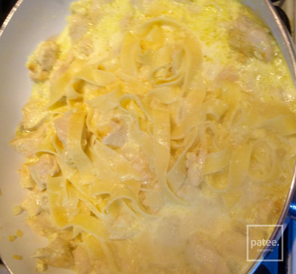 Феттучини с куриной грудкой в сливках - Шаг 7