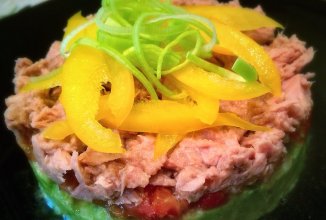 Тимбал из тунца и авокадо