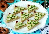 Канапе с сельдью и огурцом Ёлочки