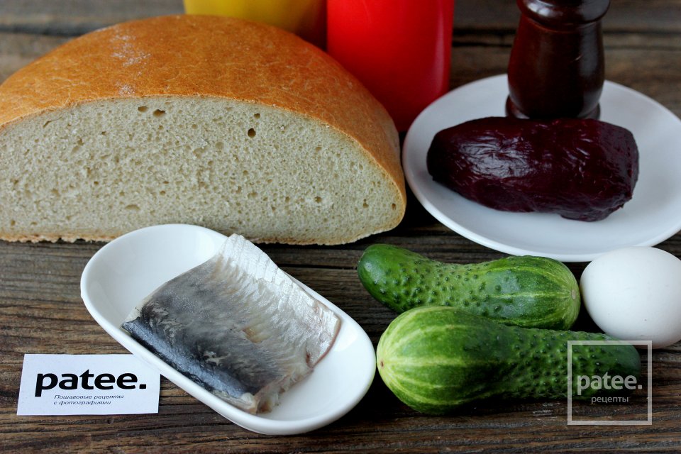 Канапе с сельдью и огурцом Ёлочки - Шаг 1