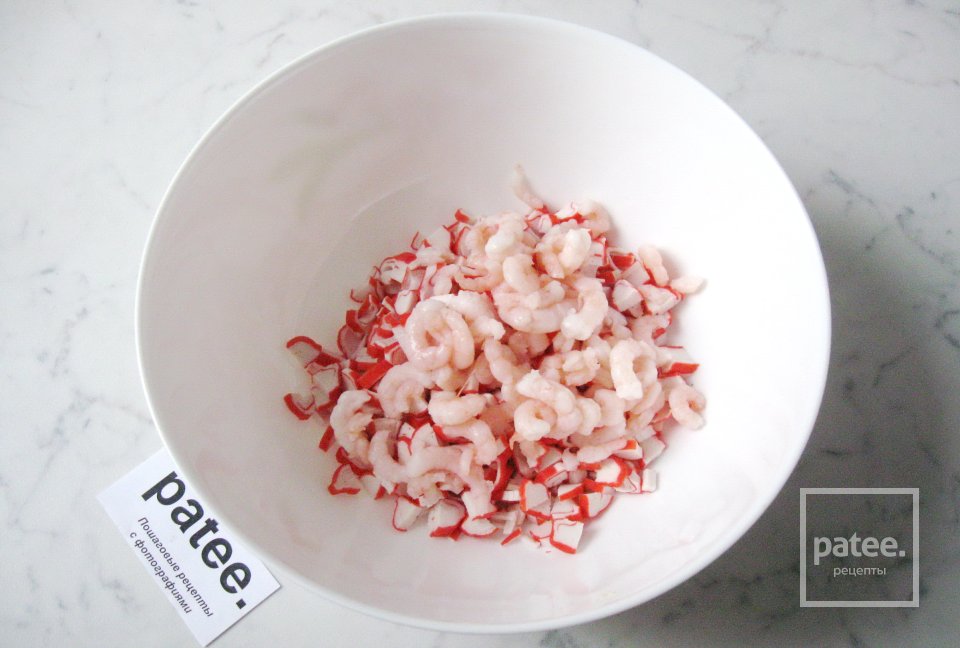 Салат  с креветками и солёными огурцами - Шаг 3