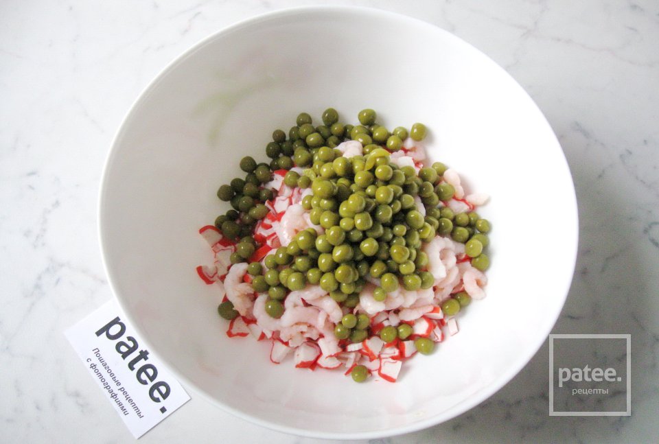 Салат  с креветками и солёными огурцами - Шаг 4