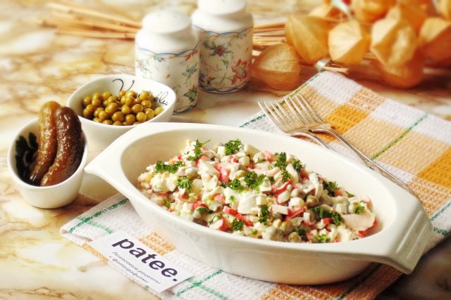Салат с креветками и солёными огурцами