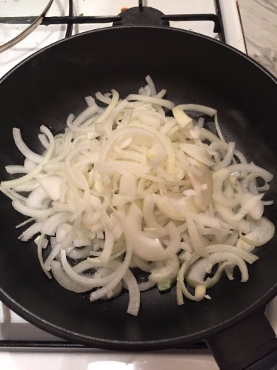 Куриная печенка с луком - Шаг 1