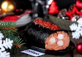 Праздничный рыбный рулет с крабовыми палочками