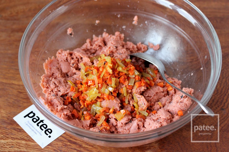 Праздничный рыбный рулет с крабовыми палочками - Шаг 4