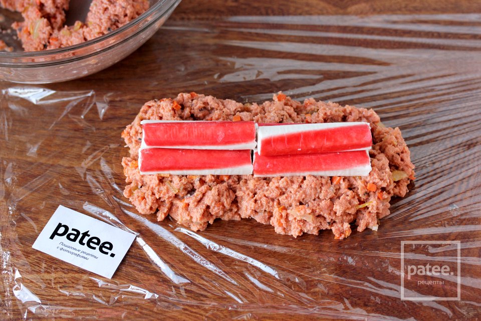 Праздничный рыбный рулет с крабовыми палочками - Шаг 7