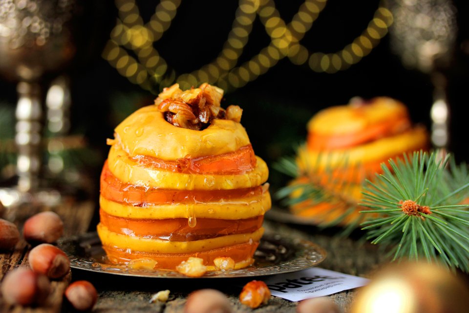 Десерт из яблок и хурмы, запечённых с мёдом и орехами