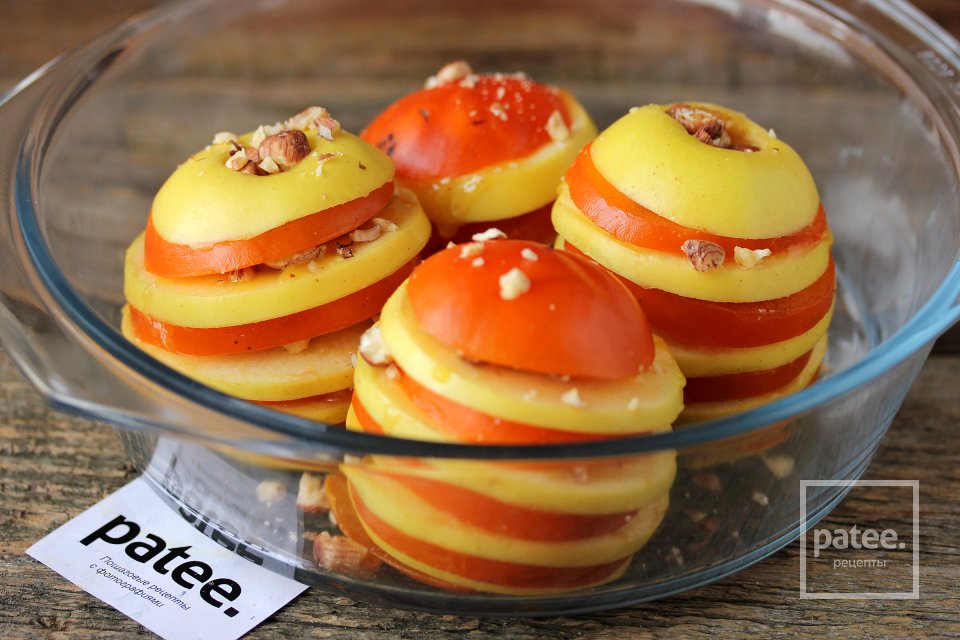 Десерт из яблок и хурмы, запечённых с мёдом и орехами - Шаг 10