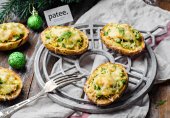 Картофель запеченный в духовке с семгой и сыром