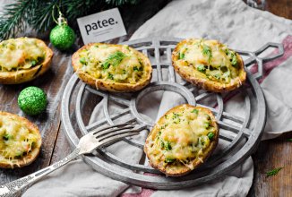 Картофель запеченный в духовке с семгой и сыром