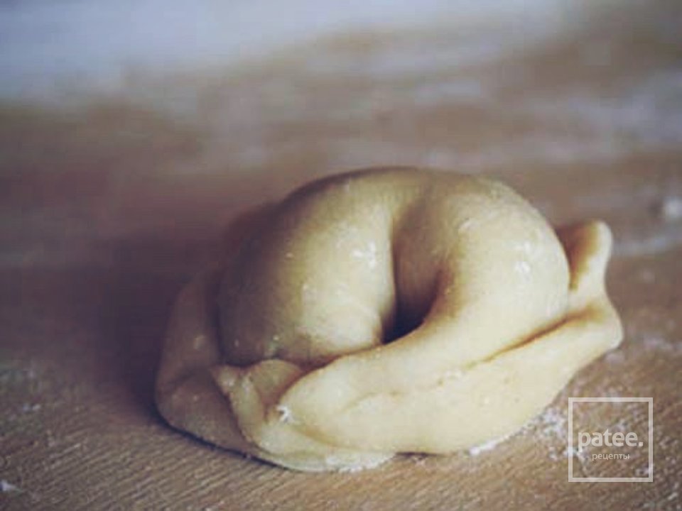 Пельмени вареники. Манты дамплинги. Пельмени вареники манты хинкали равиоли. Что похоже на пельмени. Вареник похожий на женщин.